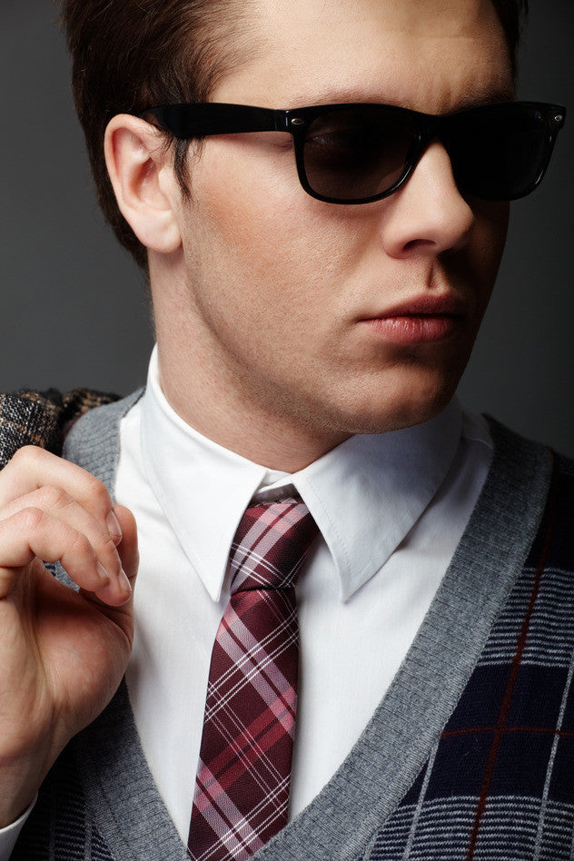 Elegant sweater with tie