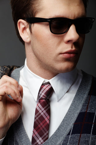 Elegant sweater with tie